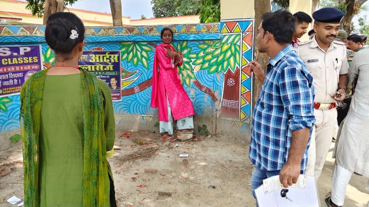 Bihar: 10 मिनट की देरी से छूटी परीक्षा, छात्रा का हाई वोल्टेज ड्रामा; बोली- अंदर जाने दो, नहीं तो दे दूंगी