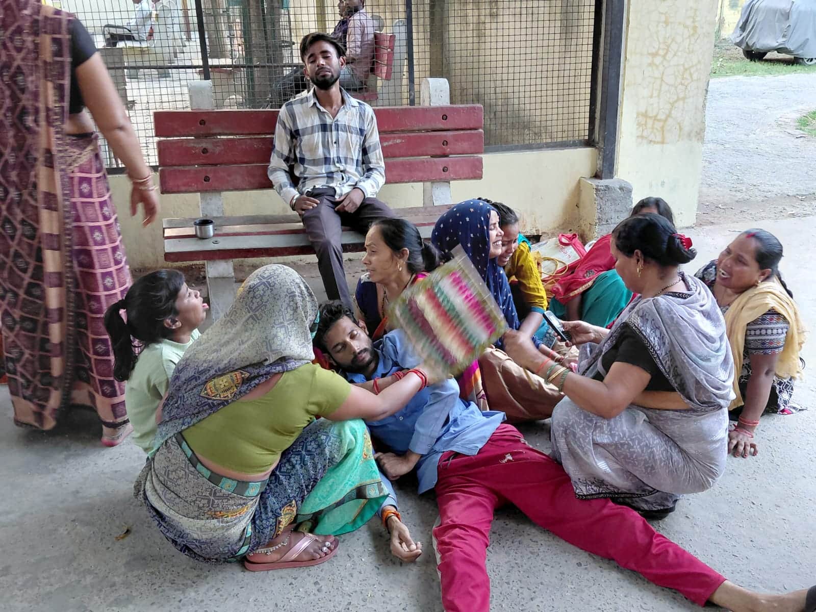 प्रसूता की मौत के बाद जिला महिला अस्पताल में रोते बिलखते परिजन। संवाद