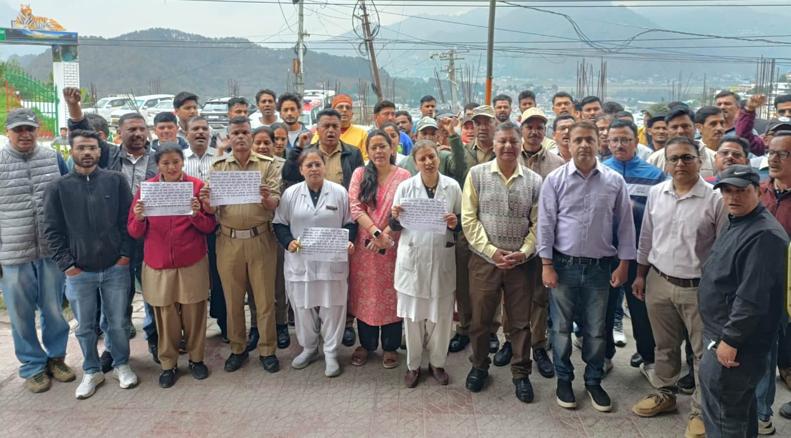 पिथौरागढ़ जिला अस्पताल में कार्य बहिष्कार करते हुए प्रदर्शन करते स्वास्थ्य कर्मी। संवाद 