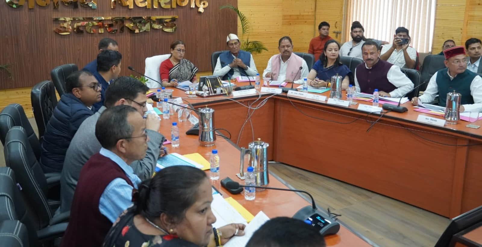 पिथौरागढ़ कलक्ट्रेट सभागार में जिला योजना की बैठक में शामिल प्रभारी मंत्री रेखा आर्या और अन्य। 
