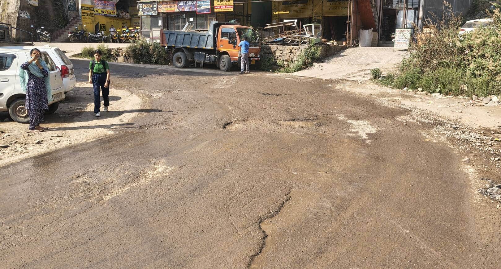 रामशहर में सड़क की धूल-मिट्टी को काम करने के लिए किया गया छिड़काव। संवाद