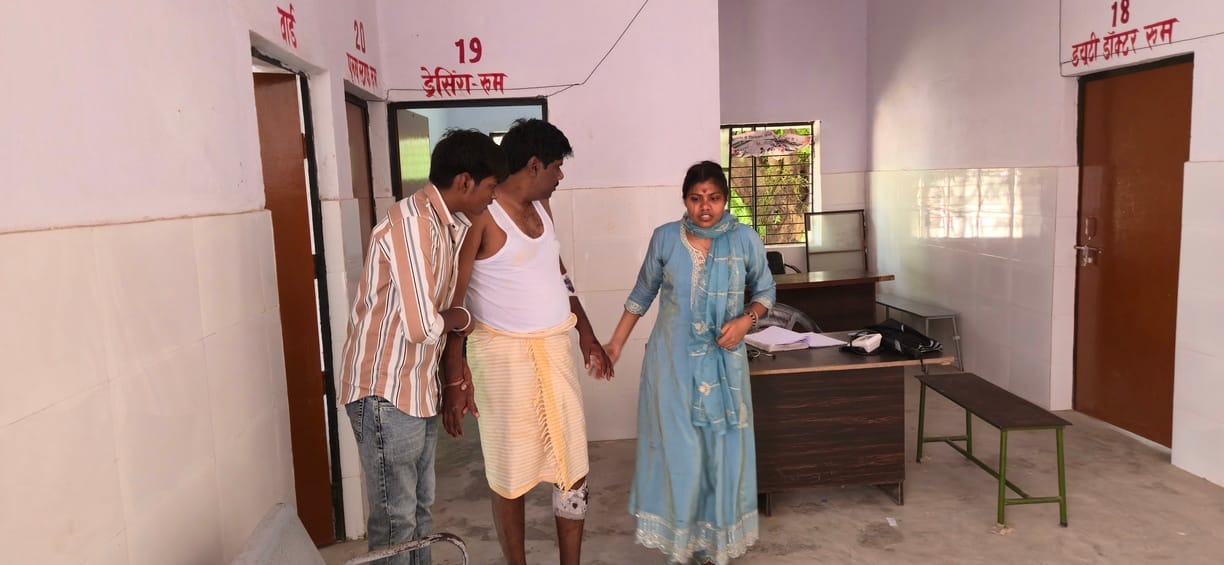 Auto-rickshaw overturns after colliding with a bike due to a Nilgai