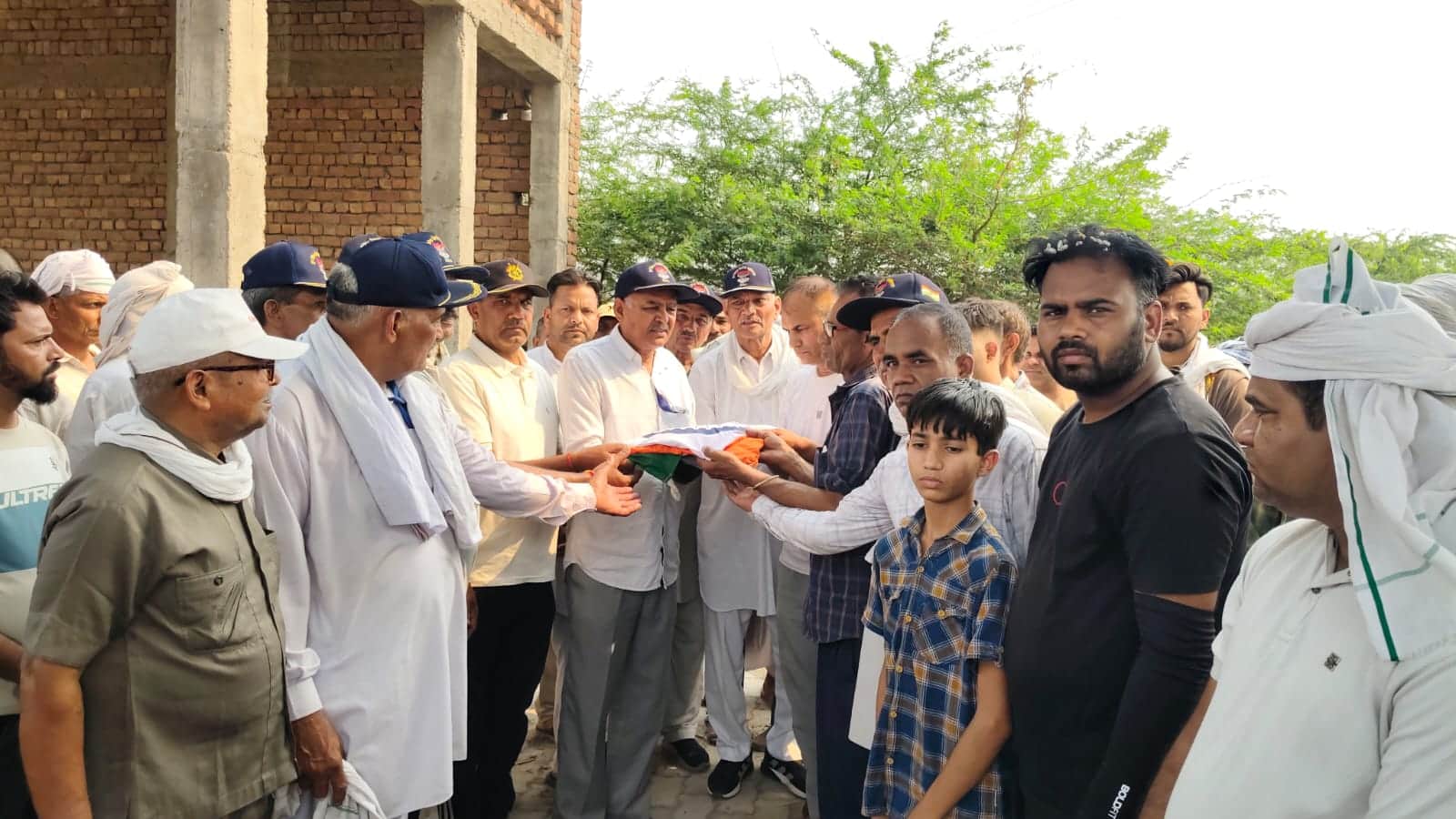 सूबेदार सरदार सिंह को अंतिम विदाई देते हुए श्मशान घाट में पूर्व सैनिक व परिजन।