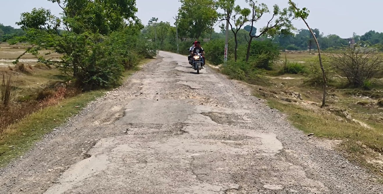 सुवंसा से खाखापुर जाने वाली बदहाल सड़क। संवाद