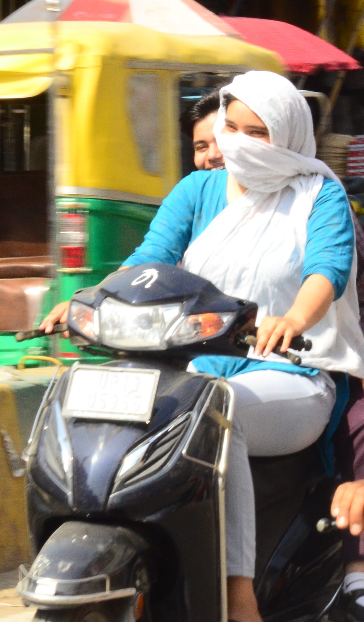 The weather became warm due to the sunshine since morning, the temperature increased