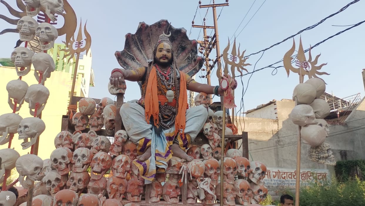 A grand procession was taken out on the occasion of Guru Gorakhnath's appearance festival.