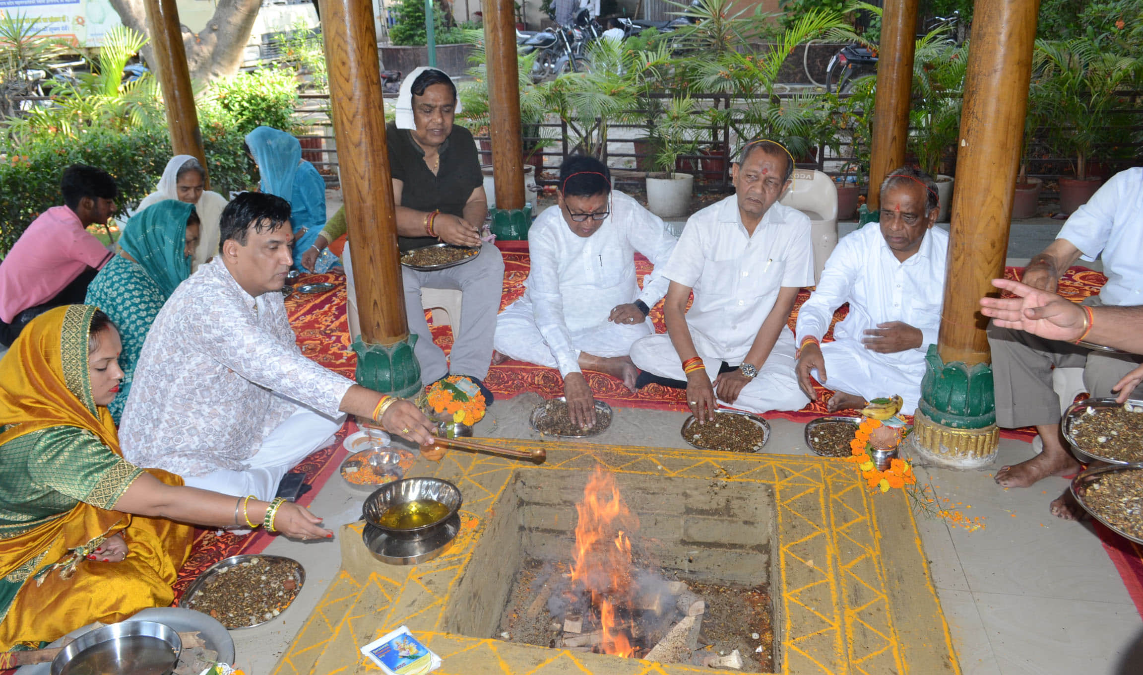  श्रीकृष्ण गोशाला में आयोजित हवन मे आहुतियां डालते श्रद्धालु। स्वयं