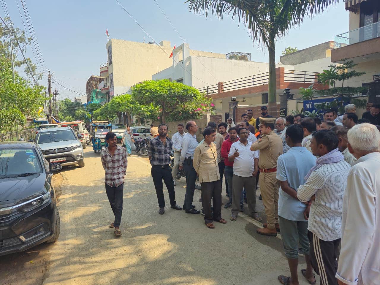 शास्त्री नगर में हंगामा करते लोगों को समझाते पुलिस कर्मी। संवाद