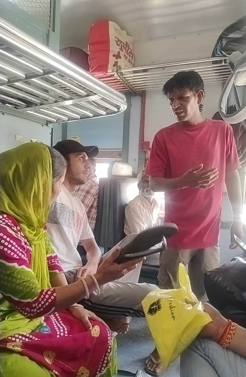 ट्रेन में फर्जी टीटीई की चप्पलों से धुनाई