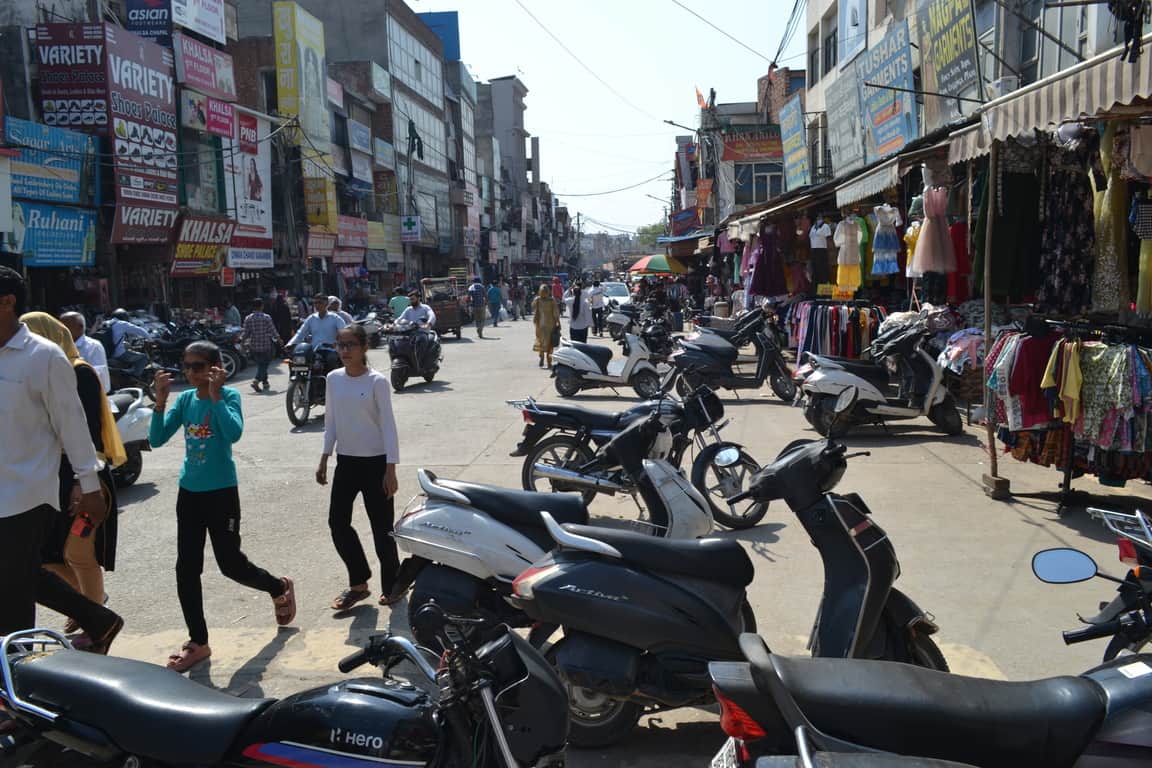  दयालपुरा गेट से कर्ण गेट तक बाजार में कही नही ठंडे पानी की छबील। संवाद