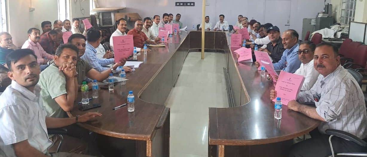 विकास खंड धर्मपुर में आयाेजित चुनाव रिहसल बैठक के दौरान मौजूद अधिकारी। विभाग