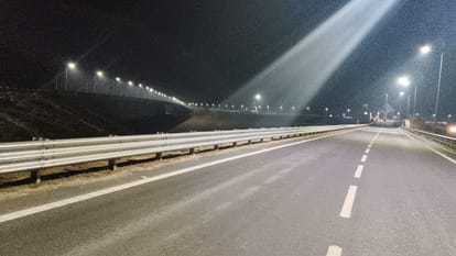 वनकोटा के पास गंगा एक्सप्रेसवे पर रात में दिखा यह दृश्य