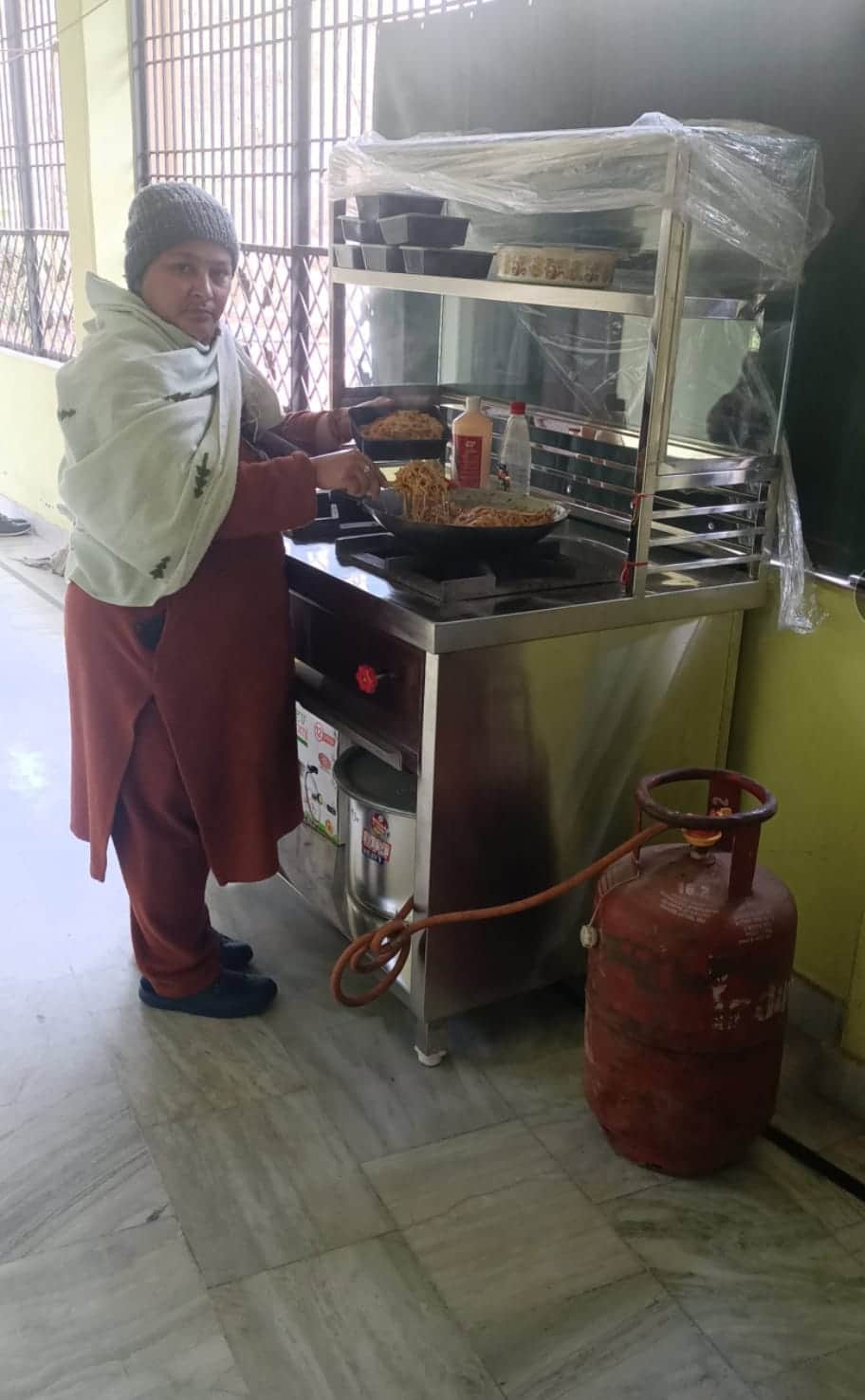 वार्ड नंबर आठ निवासी मोनिका फूड कॉर्नर पर चाऊमिन बनाते हुए। संवाद