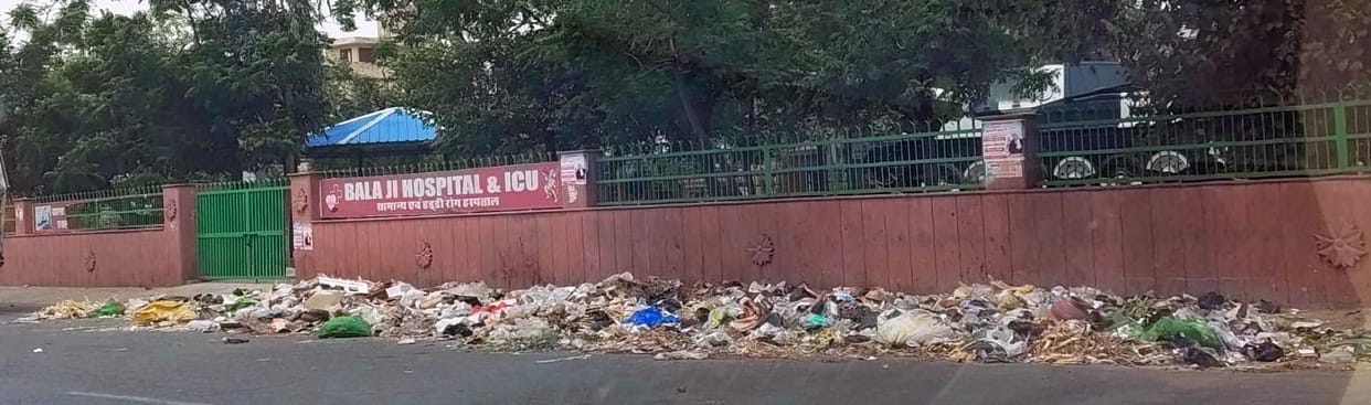 Pile of Garbage Outside Triangular Park; Residents Troubled by Foul Odor