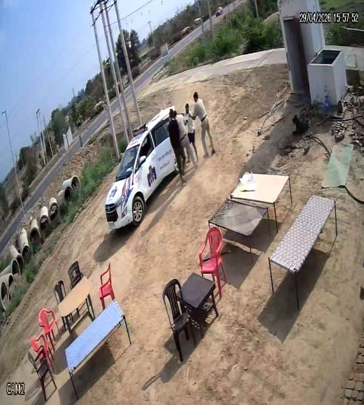 03जेएनडी19-एक होटल पर युवक को गाड़ी में डालते पुलिसकर्मी। वीडियो ग्रैप