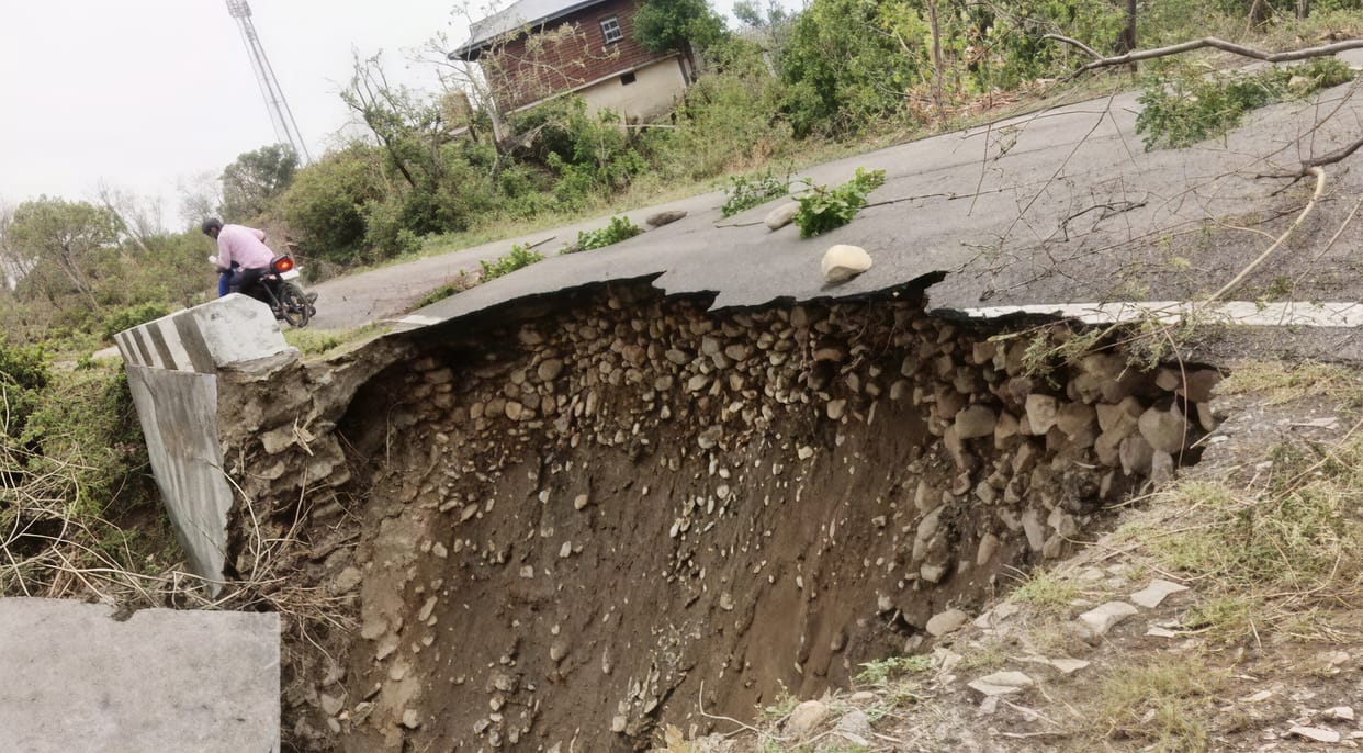 Road caved in on Bhadrakali-Chintpurni route, road closed near Vadhmana