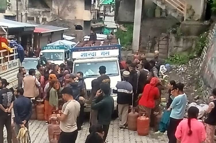 बंजार में गैँस सिलिंडर लेने के लिए उमडी भीड़।-संवाद