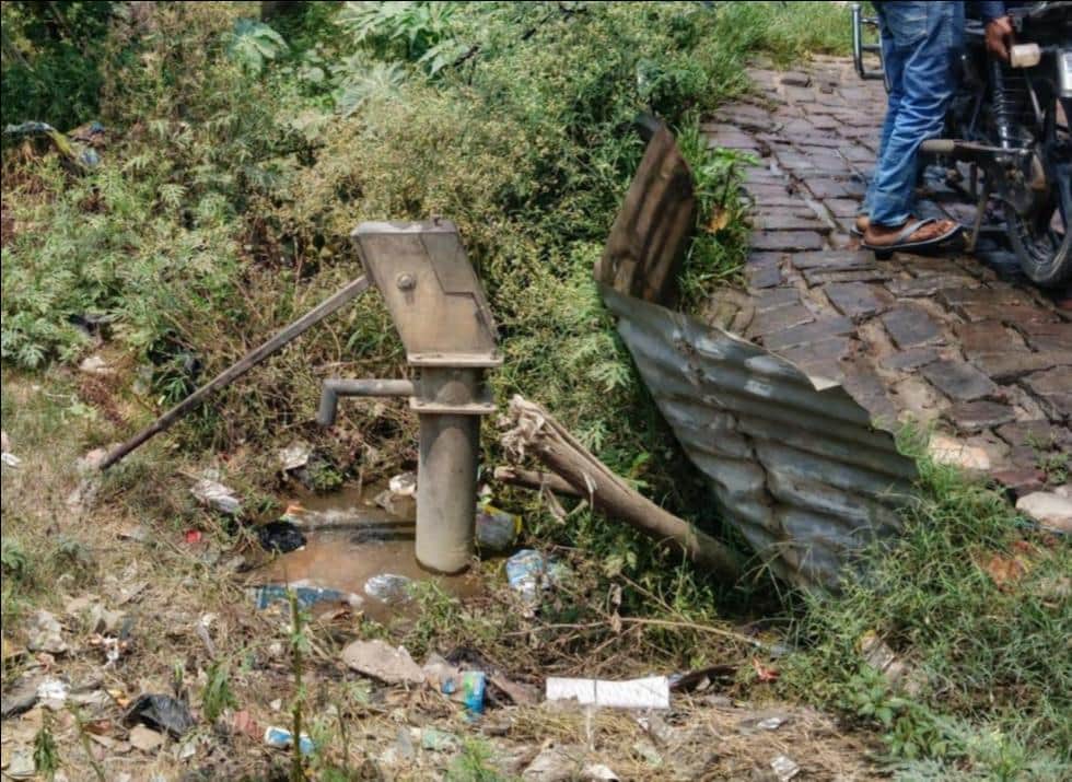 बालापुर मोड़ के निकट लगा हैंडपंप। - संवाद