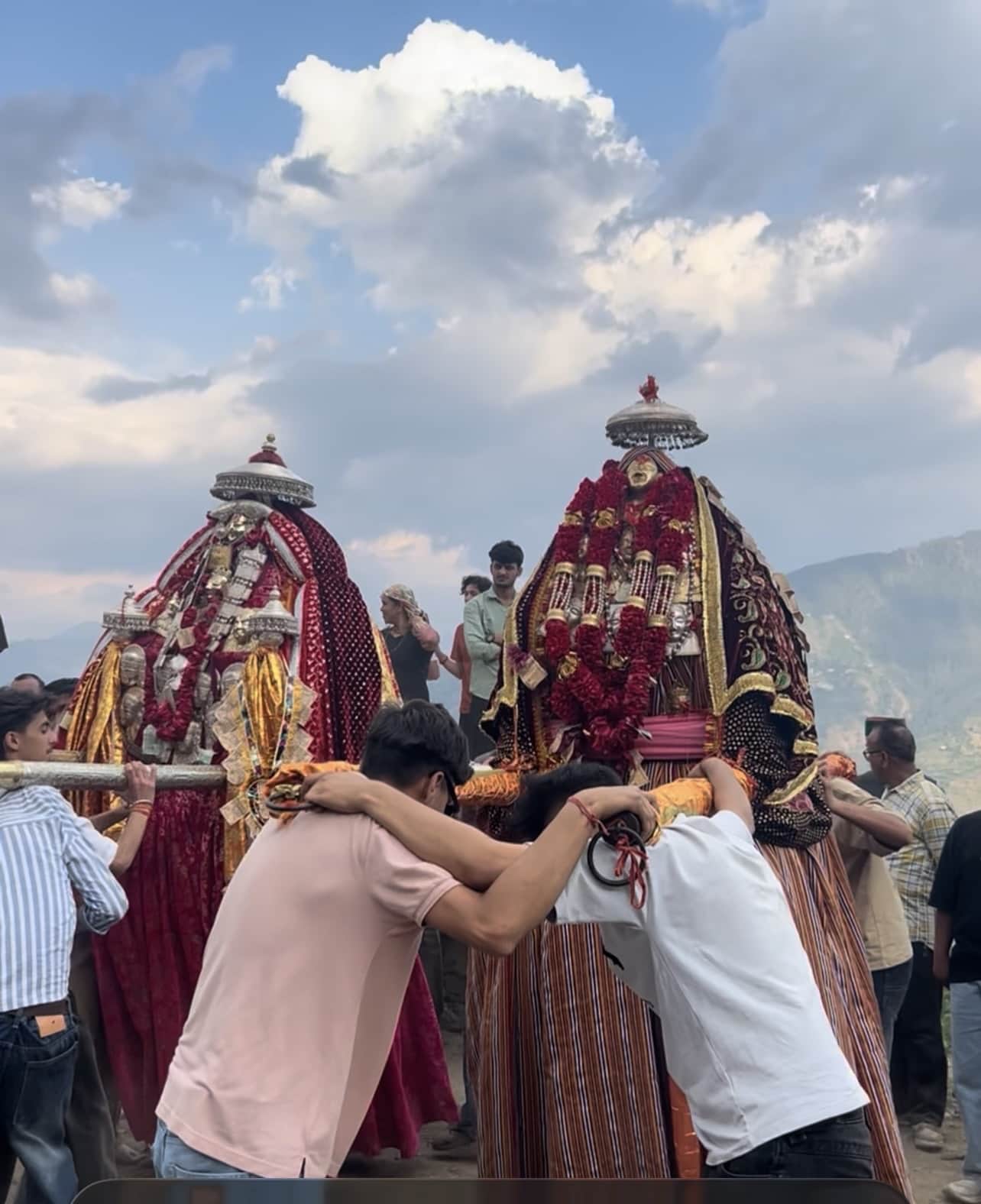 बैसाख ठिरसू मेला में पहुंचे देवी देवता। संवाद