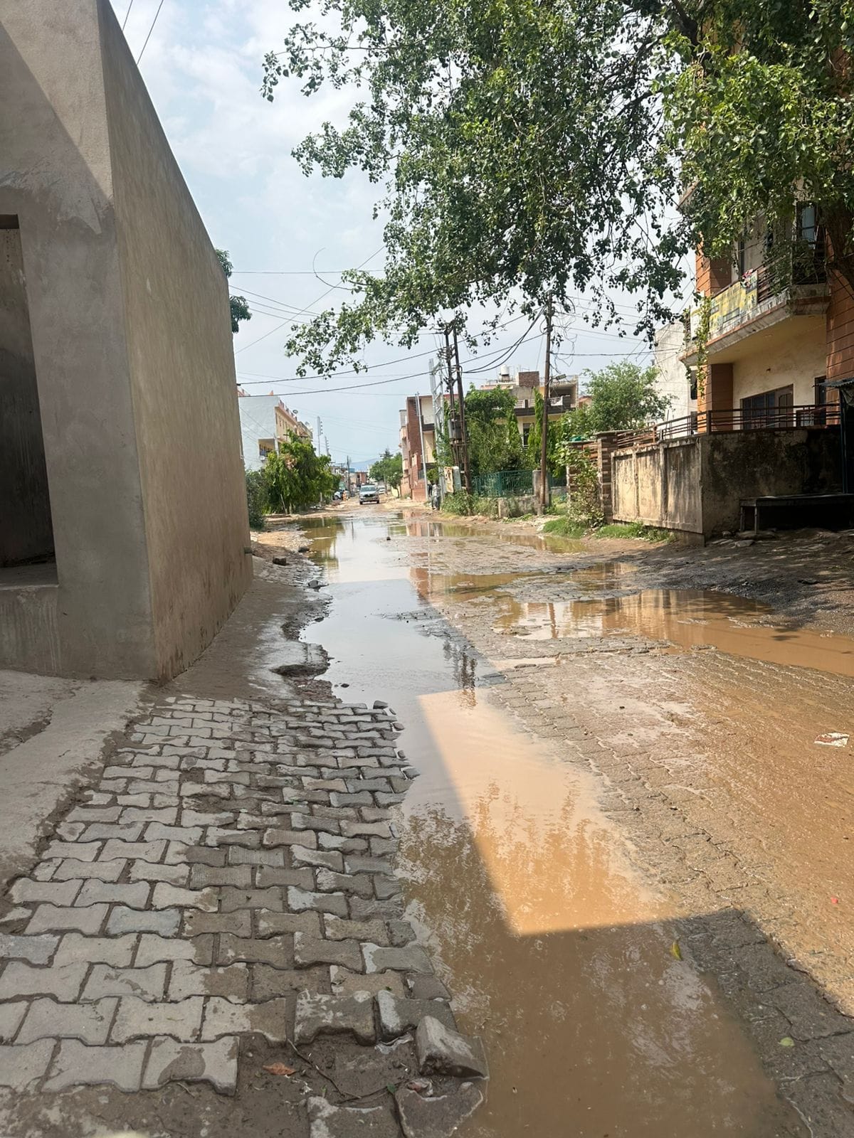 Chakka road turns into a pond due to rain, people warn of agitation
