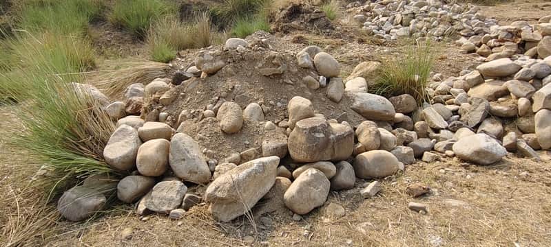 बाढ़ बचाव राहत कार्यों के पत्थर में मिलाई गई मिट्टी। ग्रामीण
