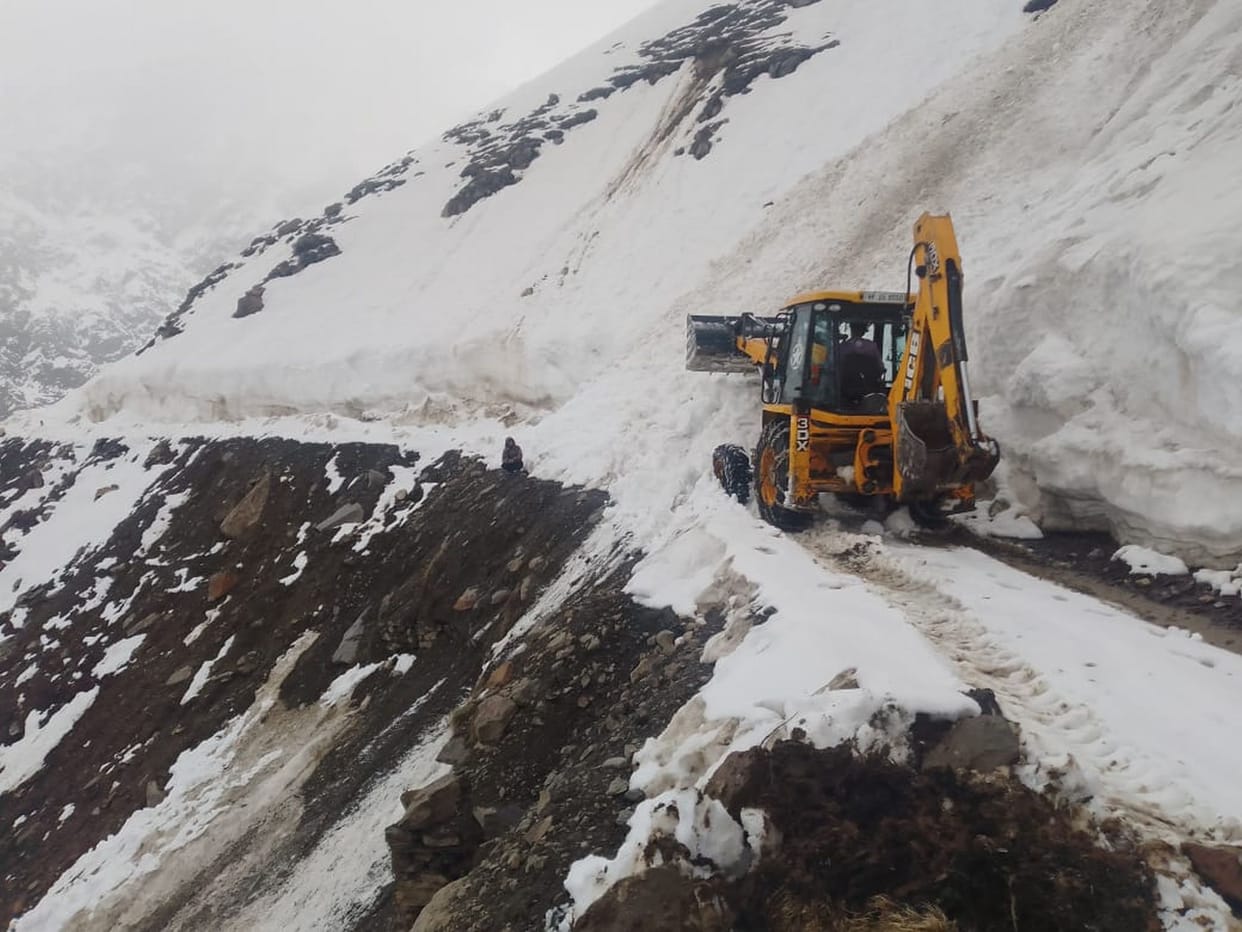 Snowfall halts snow removal work at Sachhe Jot