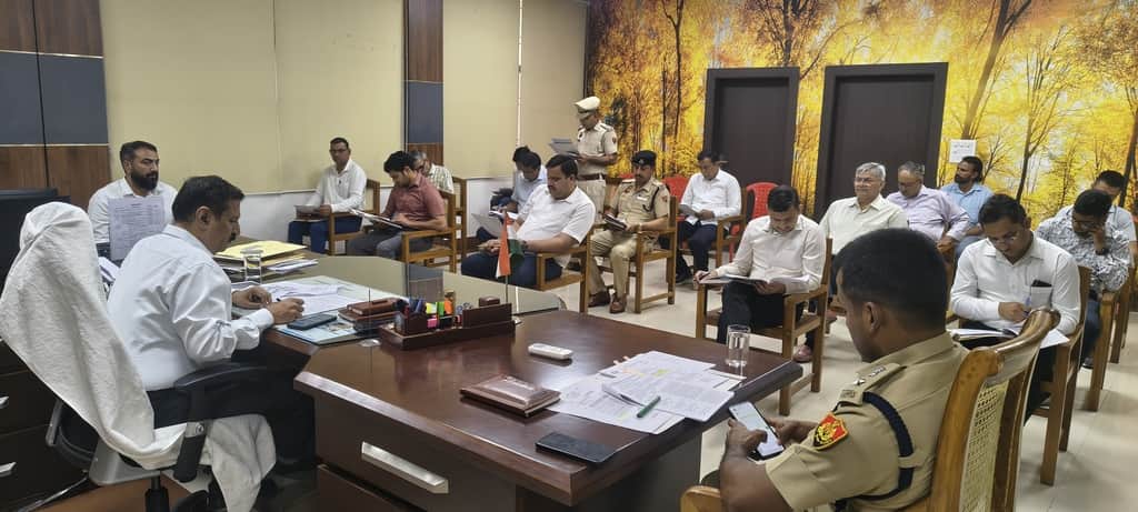 एनकॉर्ड कमेटी के अधिकारियों के साथ बैठक करते उपायुक्त व पुलिस अधीक्षक। 