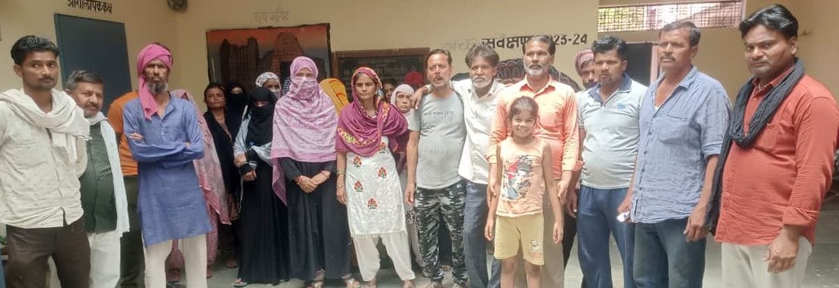 Residents of Kanshiram Colony reached the tehsil to get relief from the drinking water crisis.
