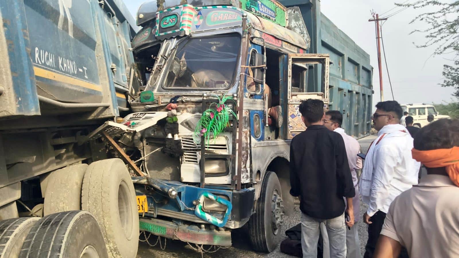 फोटो 01 एमएएचपी 17 परिचय-दुर्घटना के बाद केबल में फंसे चालक को बाहर निकालते लोग। संवाद