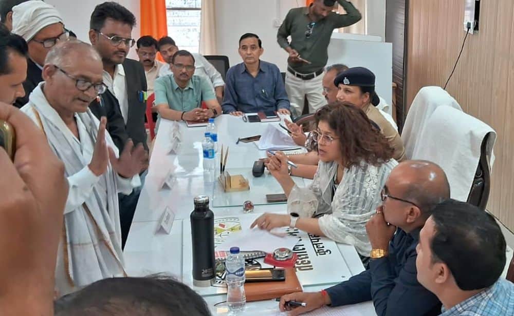 फोटो 01 एमएएचपी 18 परिचय-तहसील कुलपहाड़ में समाधान दिवस में फरियादियों की समस्याएं सुनतीं डीएम 