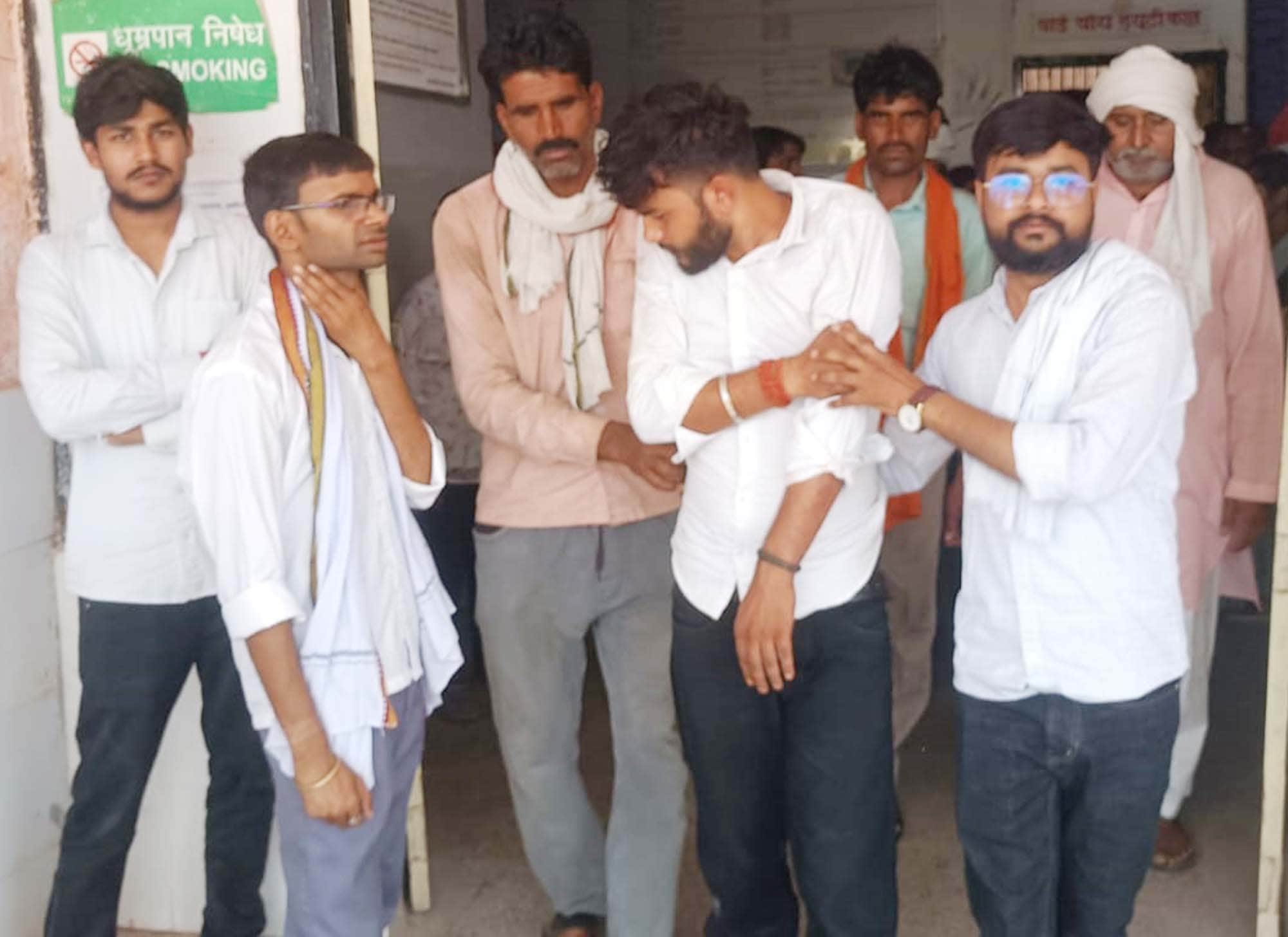 फोटो 02 एचएएमपी 16- राठ सीएचसी में इलाज न होने पर मरीज को ले जाते तीमारदार। संवाद