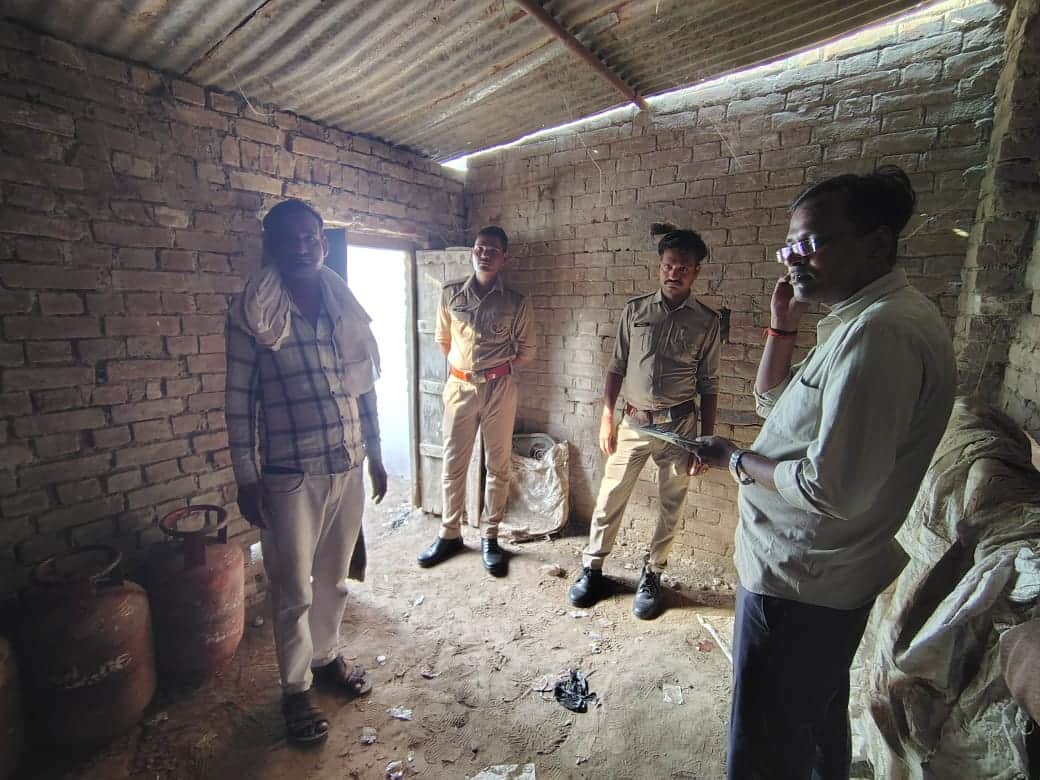 फोटो 02 एचएएमपी 32- कुरारा स्थित गोदाम में छापेमारी करते पूर्ति निरीक्षक व पुलिस। स्रोत-स्वयं