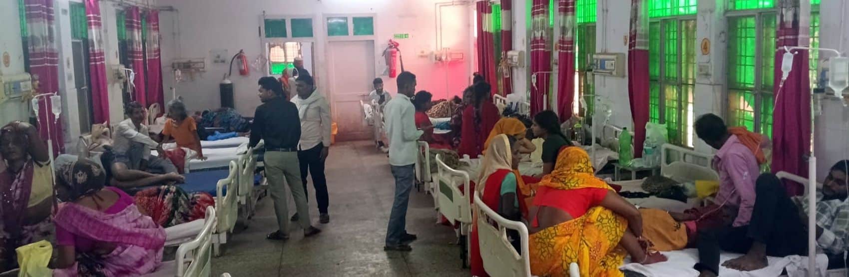 फोटो 02 एमएएचपी 13 परिचय-जिला अस्पताल के वार्ड में भर्ती डायरिया-बुखार के मरीज। संवाद