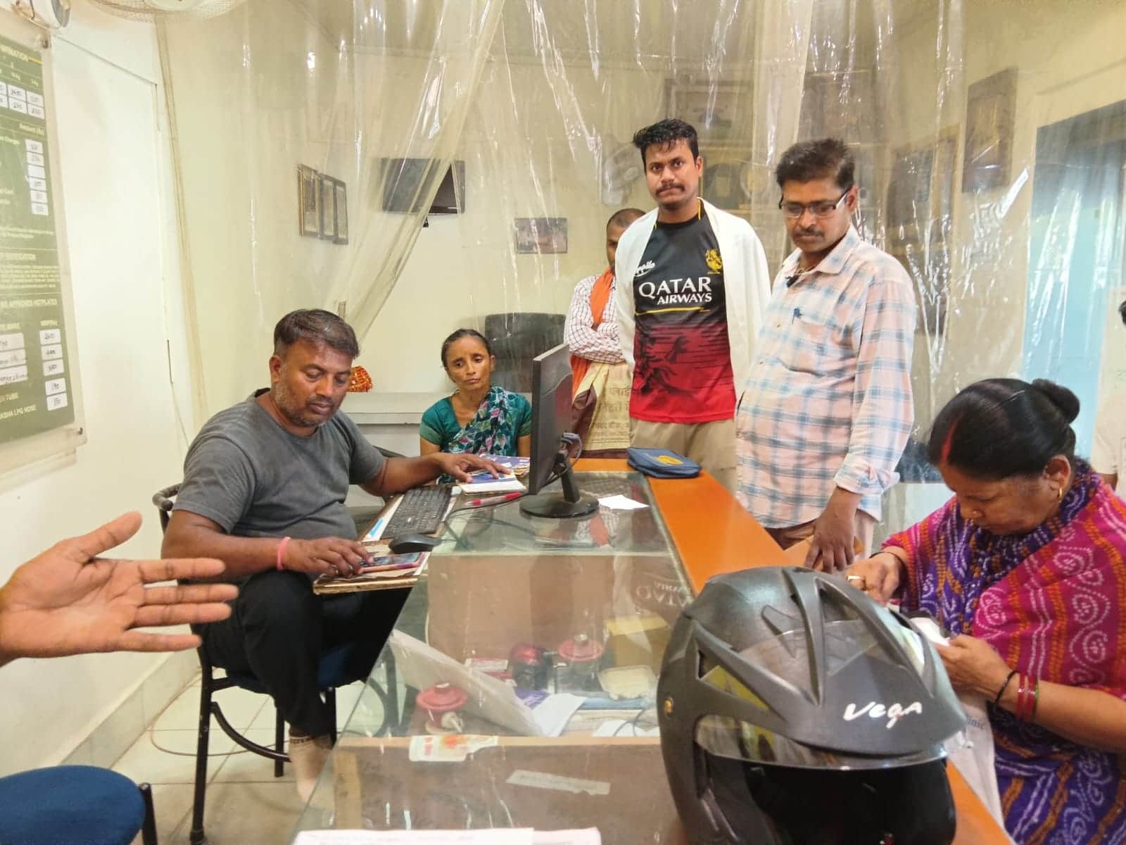 फोटो- 05 गैस एजेंसी में खड़े उपभोक्ता। संवाद