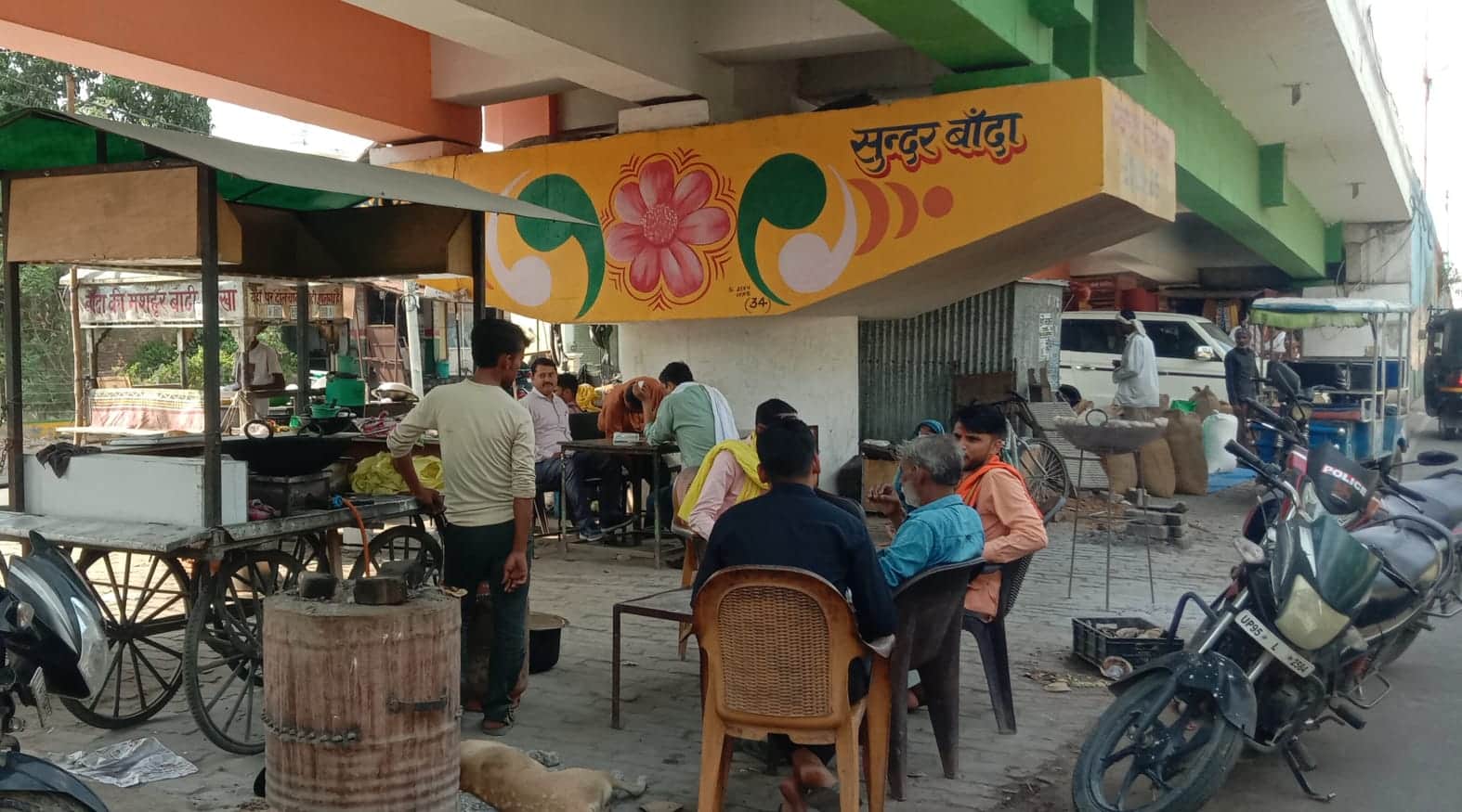 फोटो - 07 फुटपाथी दुकान पर खाना खाते लोग। संवाद
