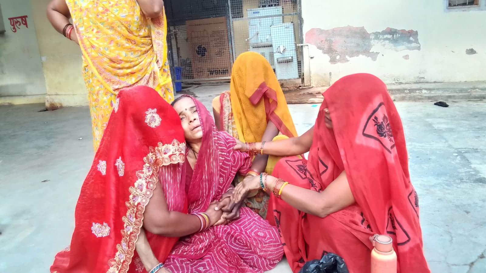 फोटो - 13 बच्चे की मौत पर विलाप करती मां। संवाद