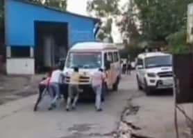 फोटो - 14 एंबुलेंस में धक्का लगाते लोग। संवाद