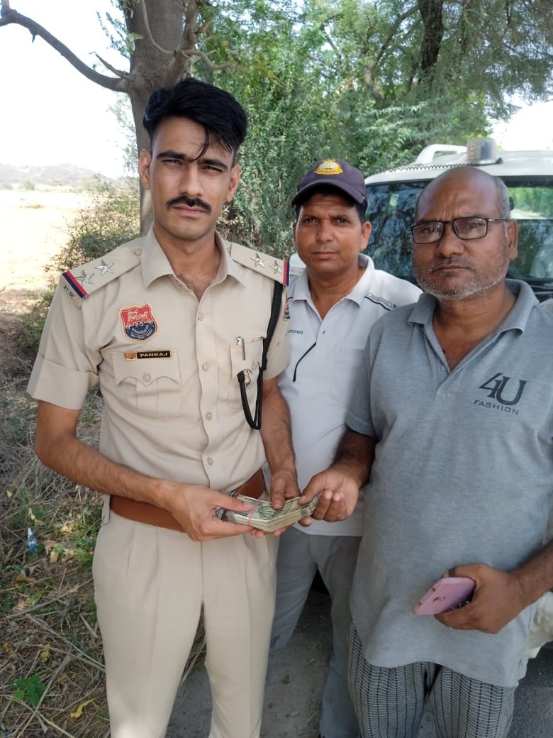 Auto rickshaw driver hands over found on the road to the police