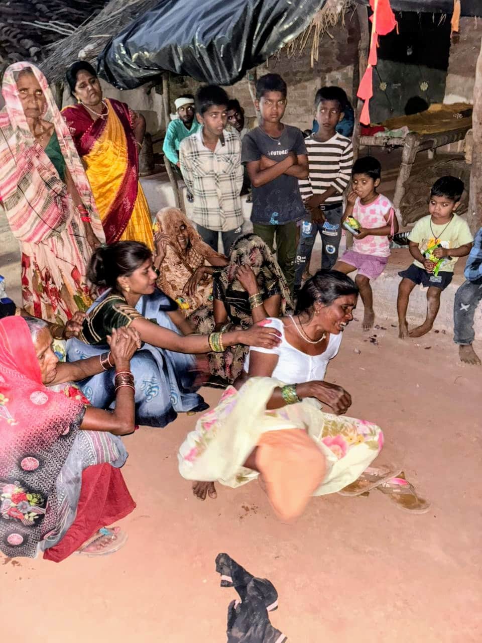 फोटो - 19 दंपती की खुदकुशी से बेहाल लल्लू की मां। संवाद