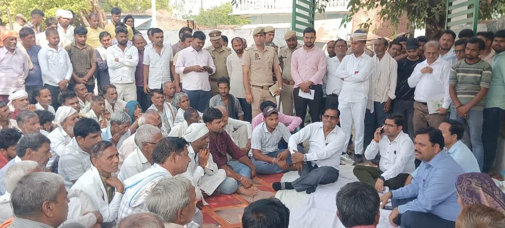 फोटो 20 मुड़ई में किसानों से वार्ता करते डीएम। स्रोत ग्रामीण
