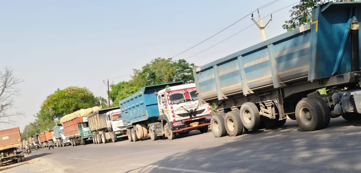 Four-hour long traffic jam due to trucks getting stuck on Dalmau Road