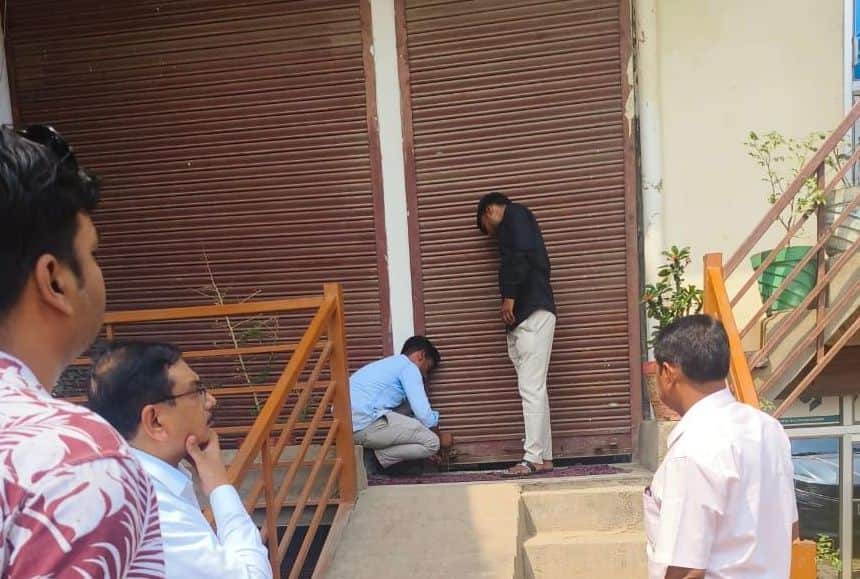 फोटो-25-अस्पताल को सील कराते एसीएमओ डॉ. हरिनंदन प्रसाद। स्रोत: स्वास्थ्य कर्मी