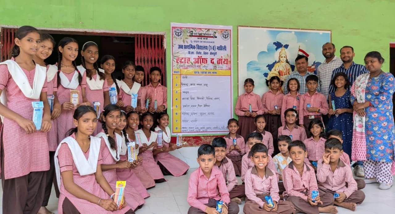 फोटो 7 स्टार ऑफ मंथ कार्यक्रम में सम्मान प्राप्त करने के बाद छात्र-छात्राएं। स्रोत विद्यालय