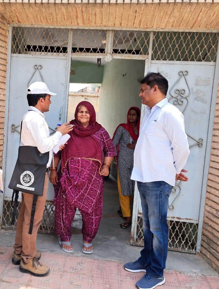 फतेहाबाद। फतेहाबाद में डोर टू डोर जनगणना प्रक्रिया में कार्य करते प्रगणक। विज्ञप्ति