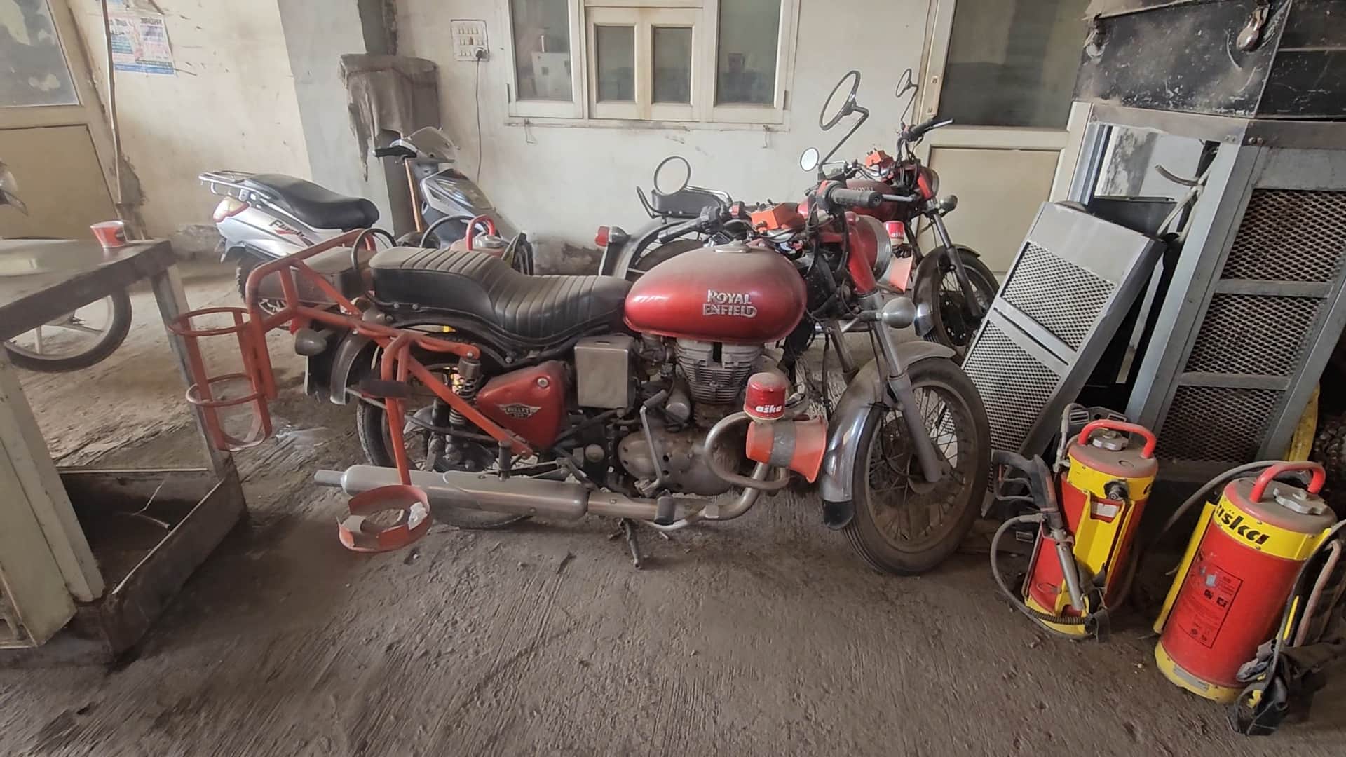 फायर बिग्रेड कार्यालय में खराब दोनों बुलेट बाइक, उतारे गए फायर हाईड्रेंट सिस्टम। संवाद