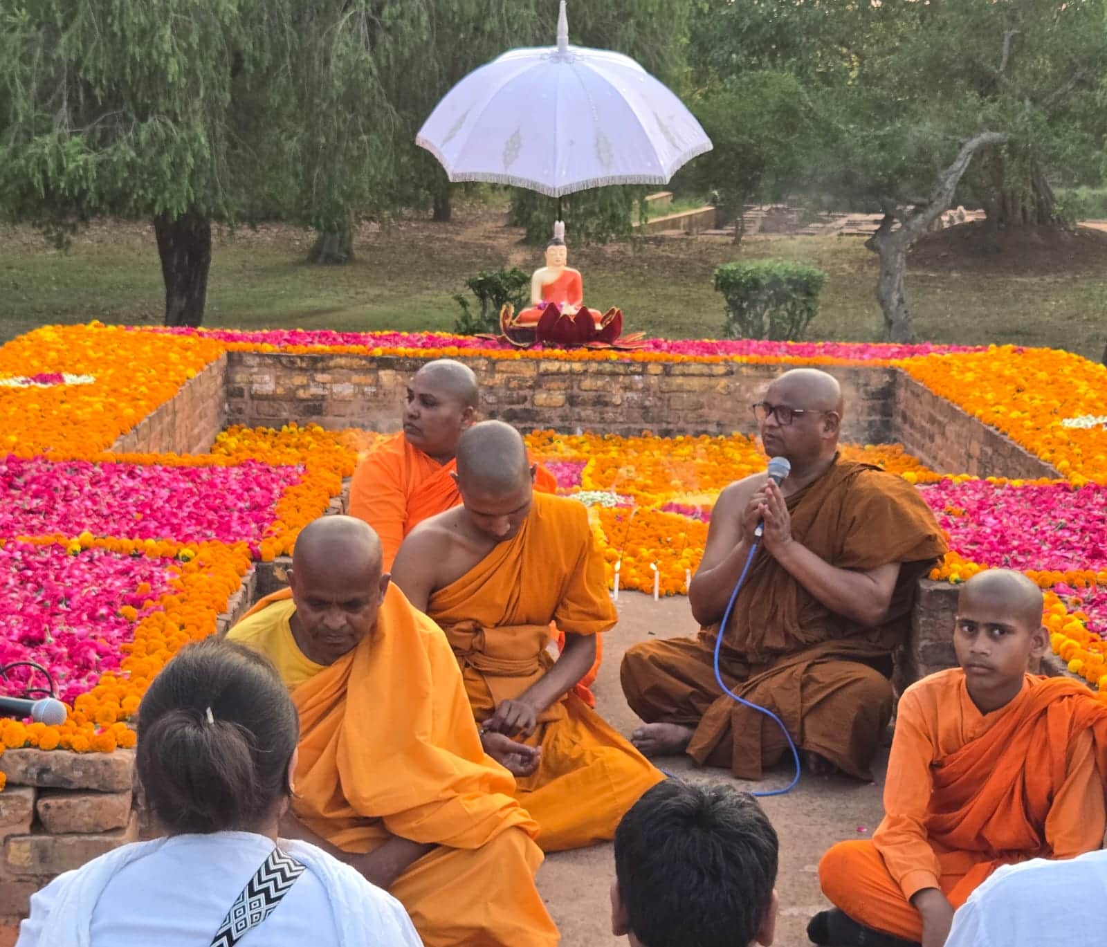 गंध कुटी पर फूल पूजा करते बौद्ध अनुयायी।- संवाद