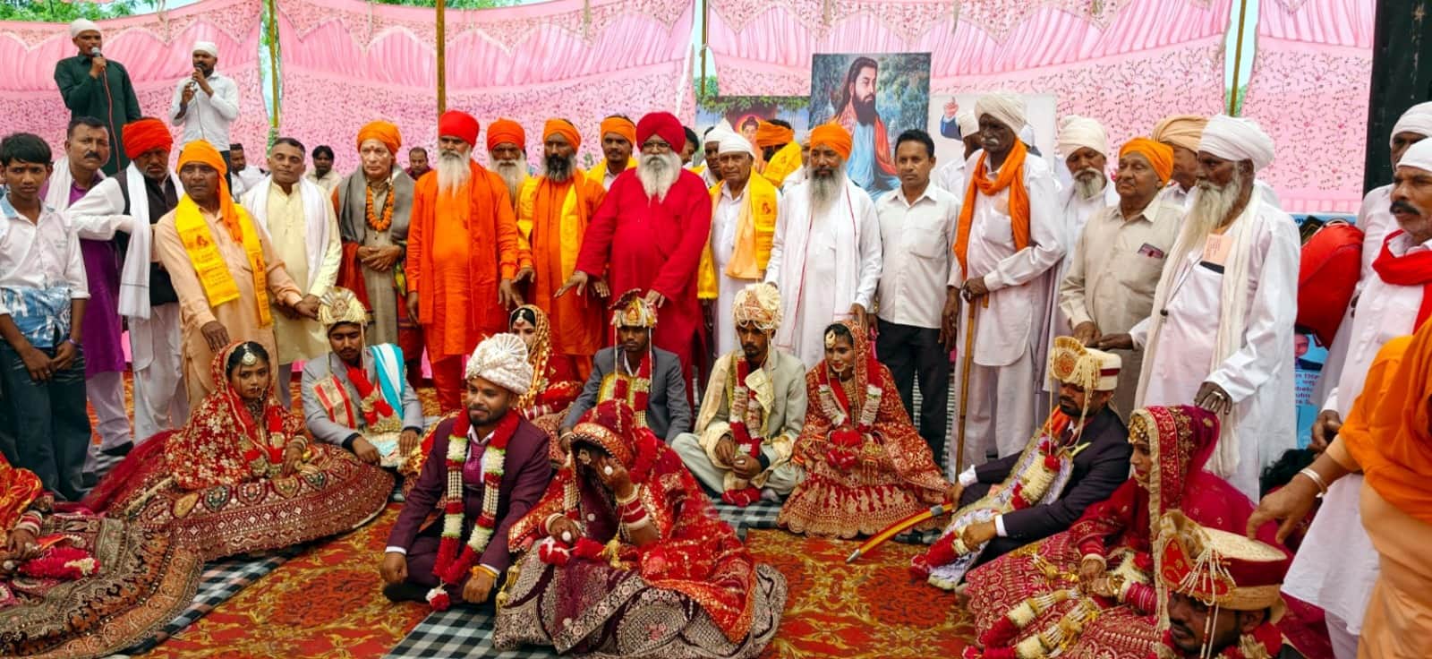 गांव ढलौर स्थित श्री गुरु रविदास कुटिया में जरूरतमंद कन्याओं के विवाह के दौरान मौजूद पदाधिकारी