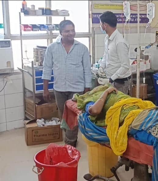 गांव नगला गोकल में गिरी दीबार में घायल हुई महिला का उपचार करते चिकित्सक। संवाद