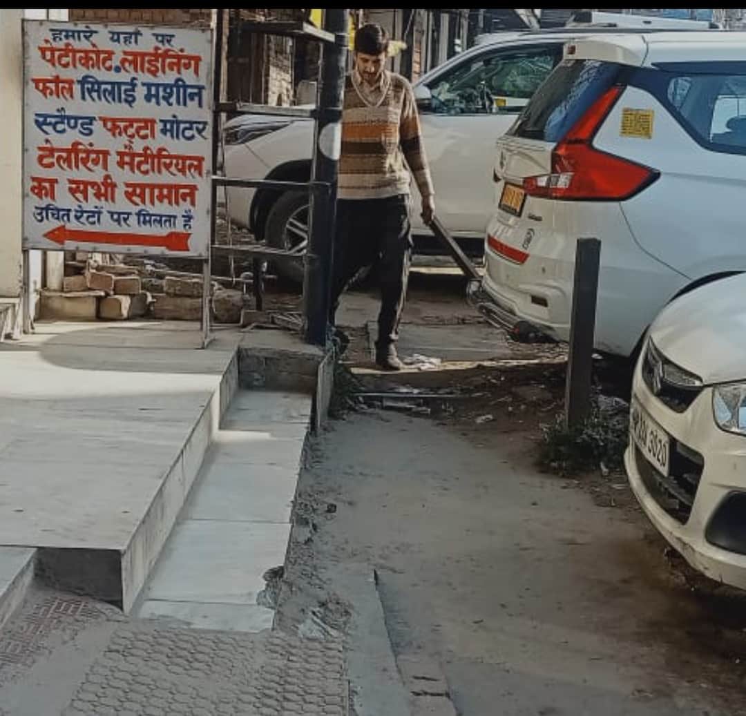 घुमारवीं में फुटपाथ पर लगी गाड़ियां। संवाद