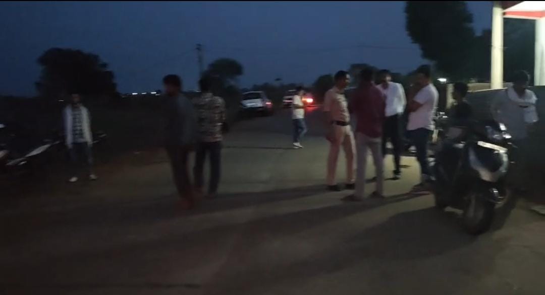Heartbreaking accident: A borewell vehicle crushes a mother and son, killing them and injuring a girl.